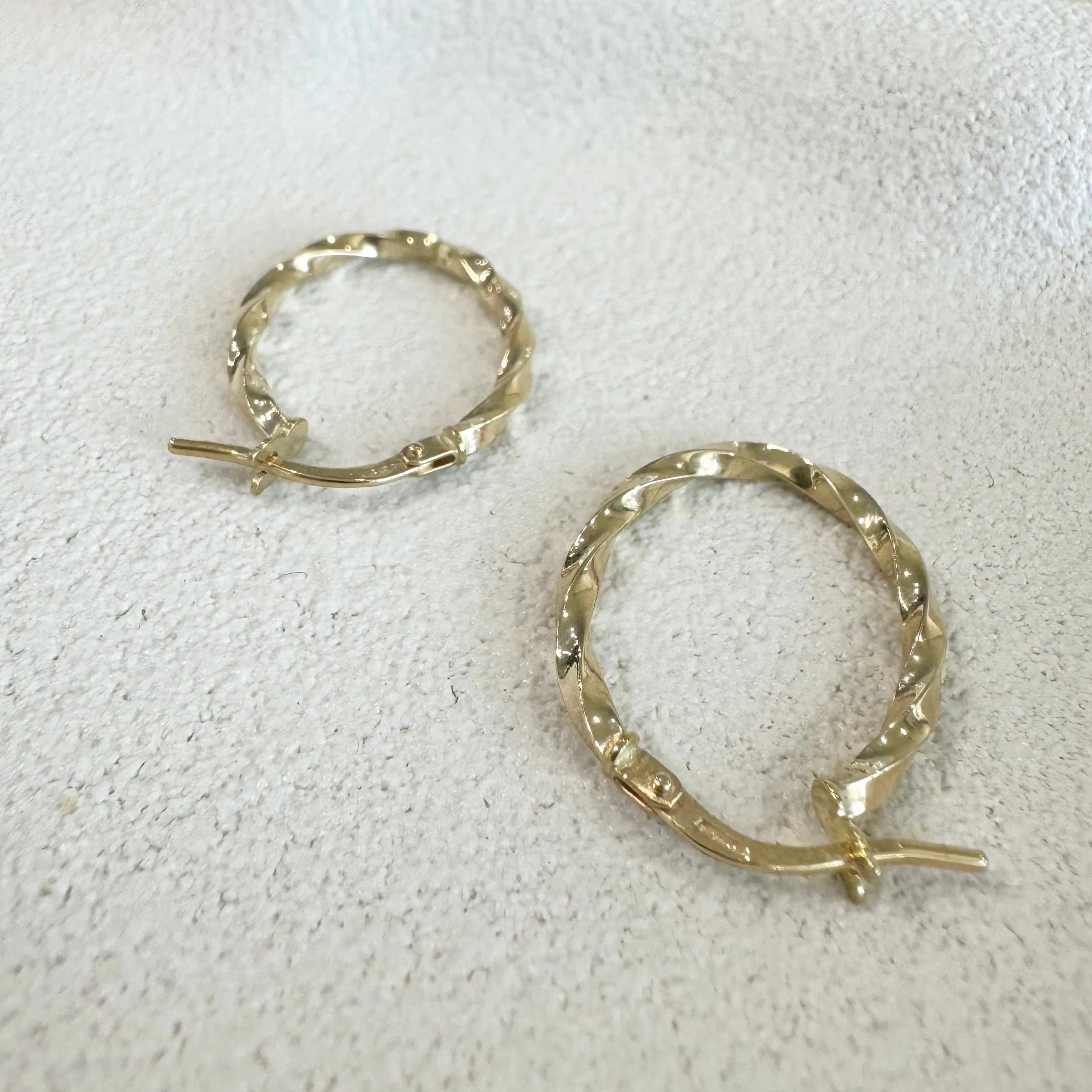 9ct Yellow Gold Twisted Oval Hoop Earrings