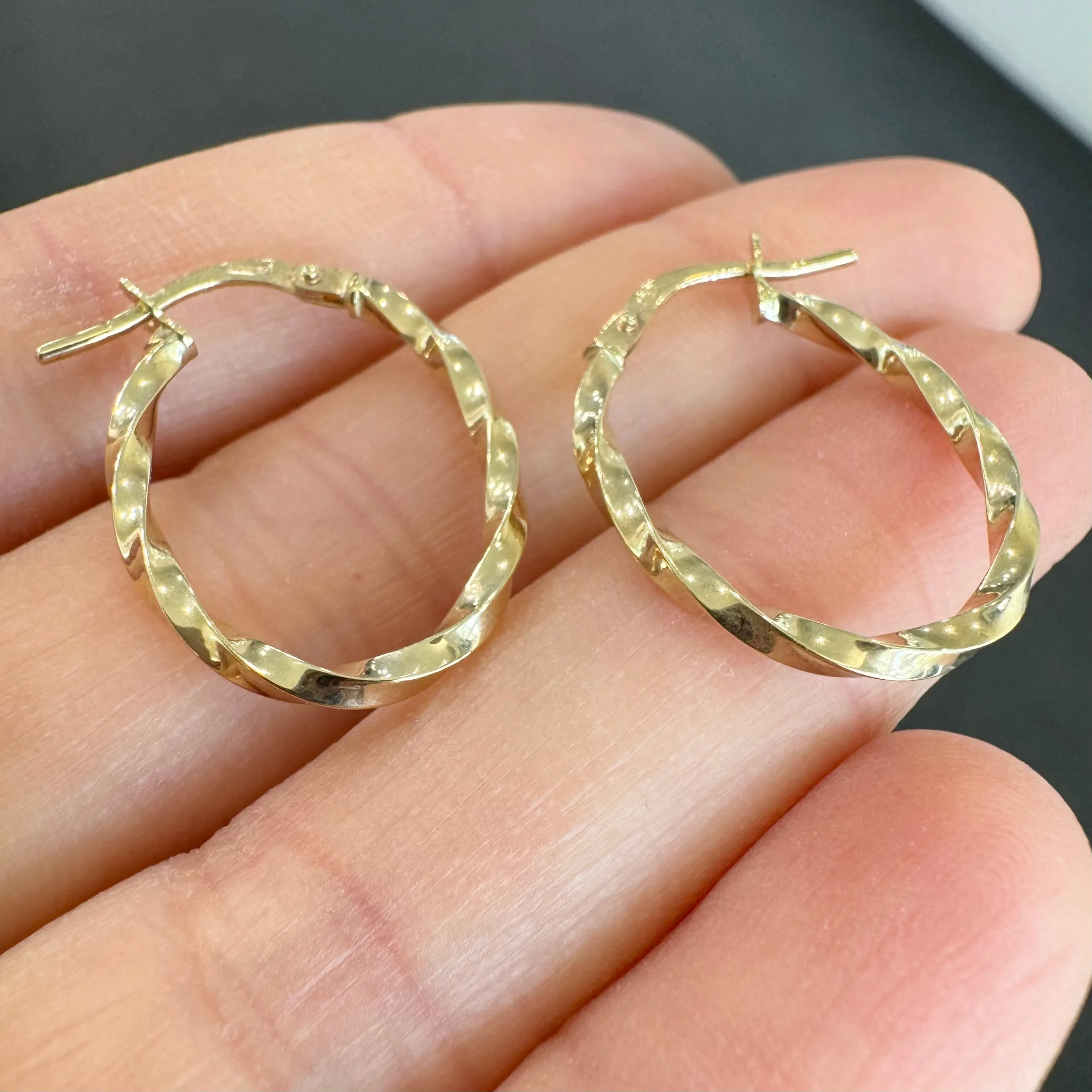 9ct Yellow Gold Twisted Oval Hoop Earrings